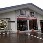 山中牧場 - メープル街道(R393)沿いのお店；雨模様とて駐車場は余裕(^^)v @2017/08/12