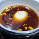 丸亀製麺 - 辣油の入ったつけ汁には温玉が浮く