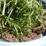 丸亀製麺 - 海苔の下には胡麻油風味の葱と甘辛炒めの牛肉