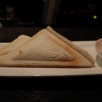 DEN - 燻製たまごのホットサンド