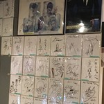 韓食 チーズタッカルビ - 国内外の有名人のサインがいっぱい飾られています。