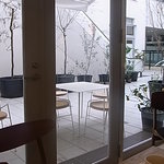 内側からテラス席を望む