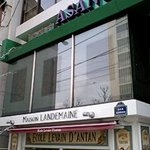 四川 浅野 - 一階はオープンカフェがあり、お洒落満点星です