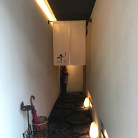 やすい - 玄関入ると通路があって、奥に入り口の扉あり