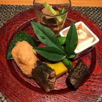 やすい - タコの柔らか煮、ヤマモモ、鮎の甘露煮、かぼちゃ、いなり寿司、いちぢくの上には練りゴマなど