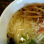 麺場 ふうらいぼう - 黄金色の澄んだスープ。
      これが旨味たっぷりの極上スープ！激ウマです。