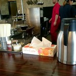 麺場 ふうらいぼう - 店内。かなり広いです。
      真ん中にコの字型のカウンターとまわりにテーブル席