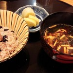 玄斎 - 小粒の黒豆ご飯、赤出汁、香の物