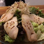 Rokunotarazu - とり胸肉の燻製とサラダ