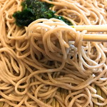 蕎麦はやや細麺，少し粗目の食感です