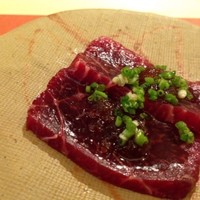 鮨 そえ島 - ◆ナガスクジラ・尾の身、熊本サラダ玉ねぎ添え。 この鯨、質が良く美味しいこと。クセもないですし、タレの味わいもよく絶品。