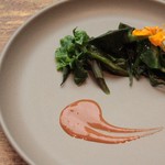 ワンズ バイ ソスウ - つるむらさきと金時草　肝のソース