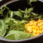 ワンズ バイ ソスウ - 焼きとうもろこし、ルッコラ、バジルの土鍋リゾット