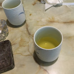 ヤング - 飲み物と一緒にお茶
