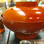 ペットボトルと比べても丼が大きい事がわかります【料理】