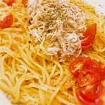 アカリ バル - パーティプランフード:しらすとトマトのペペロンチーノ ボッタルガの風味