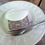 旦念亭 - 冷凍になっているチョコレートケーキ（生クリームがけ）