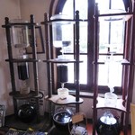 旦念亭 - 店内で水出しコーヒーを作っているところ