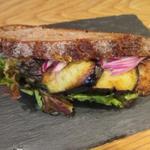 テーラ・テール - 茄子とレンズ豆のカレー風味のサンド