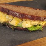 テーラ・テール - 自家製ツナとオムレツのサンド