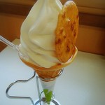 カフェ デ オラ - ミルクソフトクリーム(鏡せんべい付)は350円でした