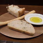 玉葱のフォカッチャと太めのグリッシーニとオリーブを入れたパン