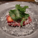 クッチーナ イタリアーナ ガッルーラ - 沖縄県石垣島　”石垣牛”　のもも肉といちご　”あまおう”　のカルパッチョ黒トリュフの岩塩と