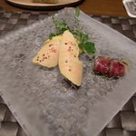 クッチーナ イタリアーナ ガッルーラ - 桜の木で軽く燻したフレッシュ　”フォアグラ”　とマンゴー　鴨胸肉の冷製　山形県産　”栃の花”　の蜂蜜のサルサで