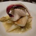 クッチーナ イタリアーナ ガッルーラ - ”ホウボウ”と　佐賀産　”ホワイトアスパラガス”をミモザのサルサで