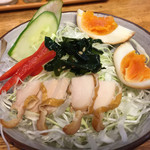 ます道庵 - とりももにく燻製とくんたまのサラダ 300円