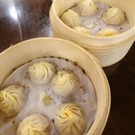 點水樓 - 手前:ピリ辛小龍包(ﾊｰﾌ･170元)奥:かに味噌の小龍包(ﾊｰﾌ･290元)ﾊｰﾌｻｲｽﾞは+10元です