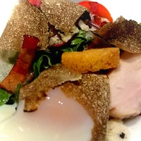 アルティザン ドゥ ラ トリュフ パリ - 低温でじっくり火入れしたチキンにフレッシュトリュフを合わせたサラダシーザー