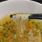 町田汁場 しおらーめん進化 - 麺は細麺で量多め