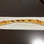 粉とクリーム - 長〜いウインナー棒。全長およそ40cm、たしかに長い。自宅にて