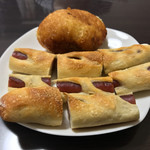 粉とクリーム - というわけで、長いウインナー棒は食べやすい長さで切断。惣菜パソはカレーかウインナーにかぎる！  自宅にて