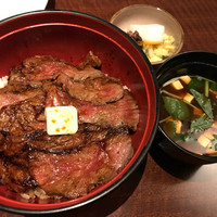 赤坂 津つ井 総本店 - ビフテキ丼には赤出汁、お新香が付きます。