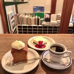 オキーフ - キャロットケーキ 500円(税込)
      チーズケーキ 600円(税込)
      オキーフブレンド深煎り 500円(税込)
      セットで50円引き
