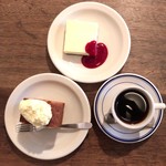 オキーフ - キャロットケーキ 500円(税込)
      チーズケーキ 600円(税込)
      オキーフブレンド深煎り 500円(税込)
      セットで50円引き