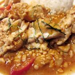 ティーヌン - レッドカレーにはたっぷりの鶏肉とピーナッツ、そして赤唐辛子