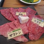 Horichan bokujou - 此処からは焼肉タイム、先ずはセットの肉が運ばれてきました。
                        
                        この日の博多和牛は赤身、ミスジ、ザブトンの３種類でした。