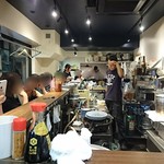 もつ焼き 豚星 - 大賑わいの店内