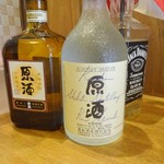 POPEYE - カウンター台上の芋焼酎の原酒のボトル