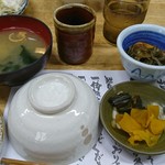 五頭の山茂登 - 味噌汁＆お漬物＆小鉢