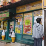 ラッキーピエロ - 店舗入口周辺外観