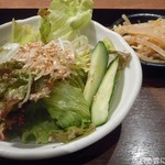 Yakiniku motsunabe futakotamagawa kuratsuki - ランチサラダ＆小鉢