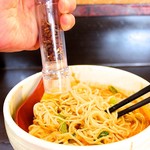 めだかタンタン - めだかTANTAN恒例の〜〜〜オリジナルペッパーをしゃかしゃか。