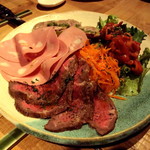 チンクエ イカリヤ - チンクエミスト(前菜盛り合わせ4人前)　人参サラダ　イチボ肉の薫製　豚の煮こごり、ソーセージ・ハム　イカのトマト煮込み）（2017年7月）