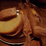 チンクエ イカリヤ - 自家製パン（フォッカッチャとピザの中間パン　トスカーナ風塩なしパン）オリーブ油付き（500円）（2017年7月）