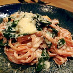 チンクエ イカリヤ - 紅麹タリアテッレ　スモークサーモンと大原産葉唐辛子の酒粕クリームソース　（1280円）（2017年7月）