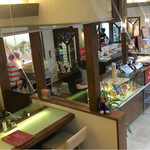 スローベリィ - 店内。一階は製菓店。